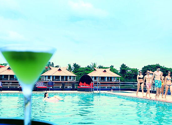 Hotel Lake Palace Resort alleppey pool side
