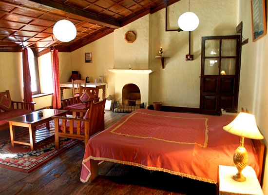 Holm Farm Heritage Resort ranikhet bedroom